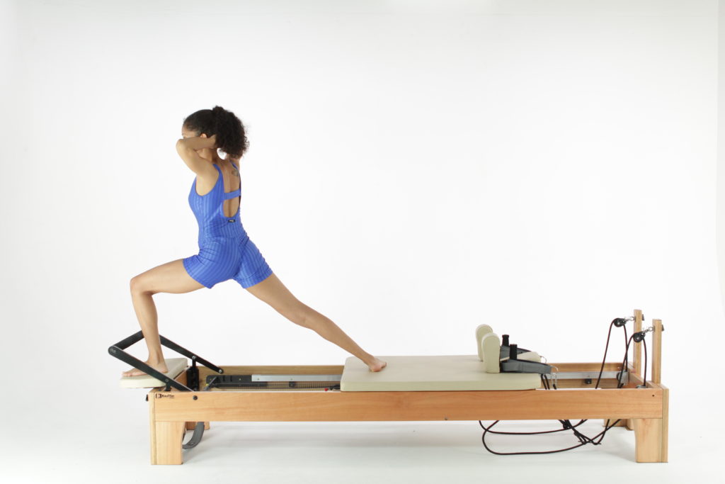 Hoffen Pilates e Personal - Vamos praticar! Exercício: Joelhos no peito.  Deite-se com as costas no chão ou no colchão-colchonete, olhando para cima,  com os joelhos dobrados e os pés apoiados no